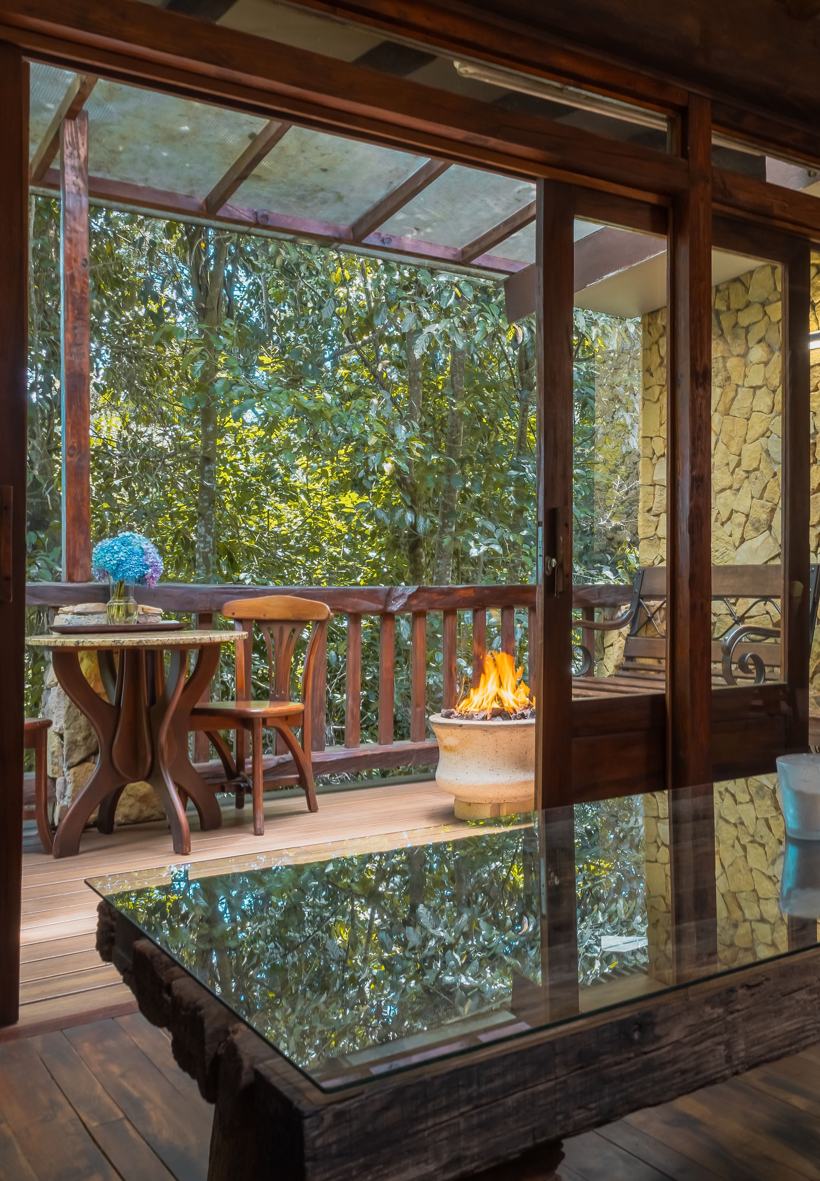 La Casita exterior con deck y vista al bosque