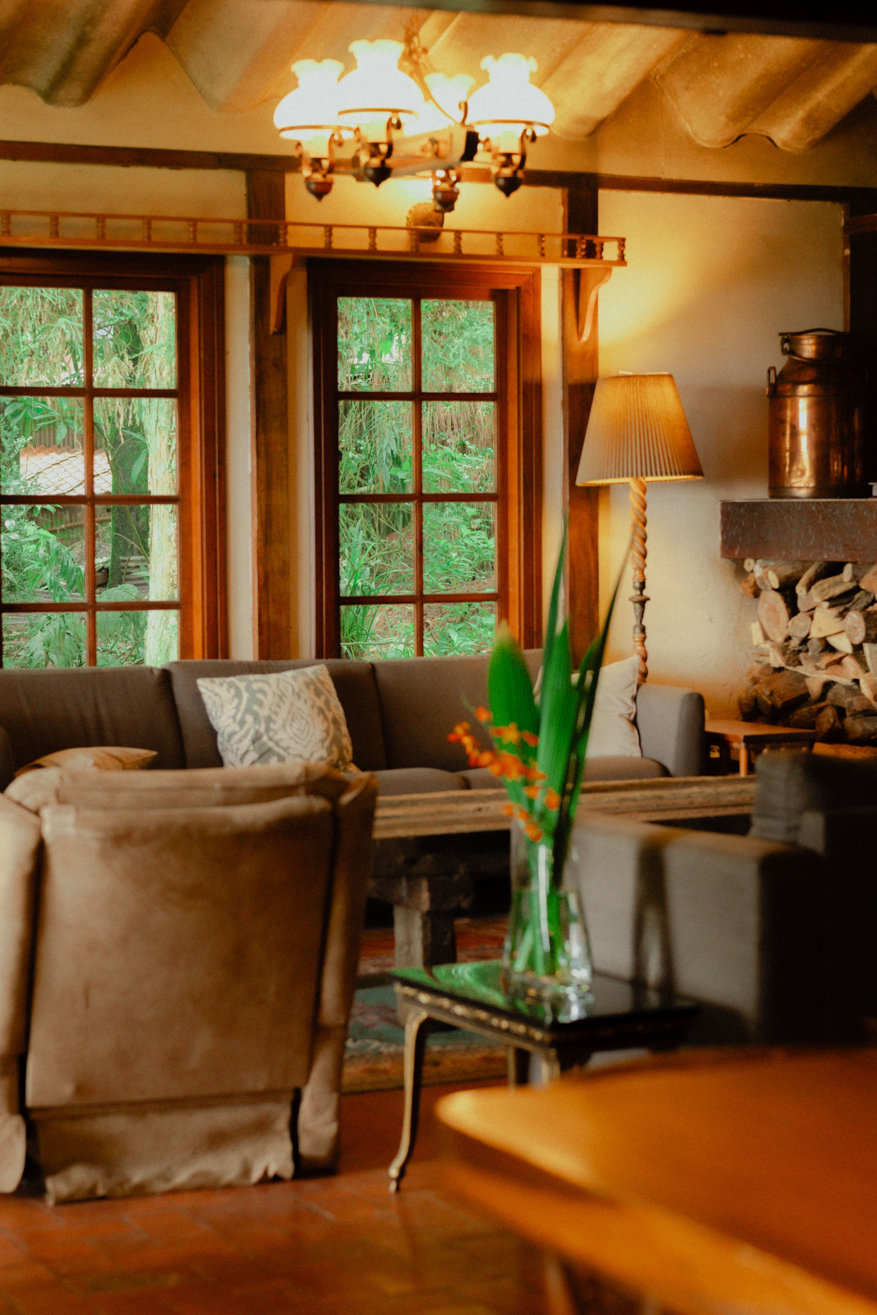 La Cabaña interior con chimenea y sala de estar
